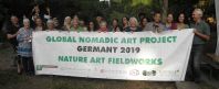Pressebild die Künstler des GNAP 2019 Germany im Internationalen Waldkunst Zentrum am 30.08.2019